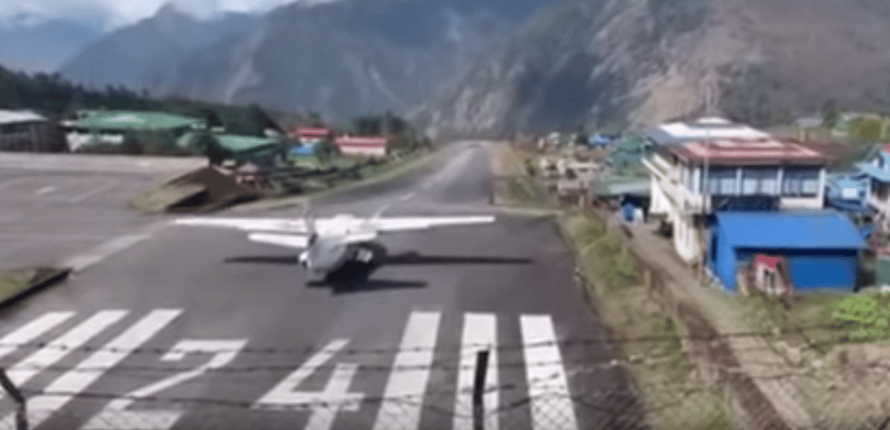 Helikopterek közé csapódott egy repülőgép a világ legextrémebb repülőterén