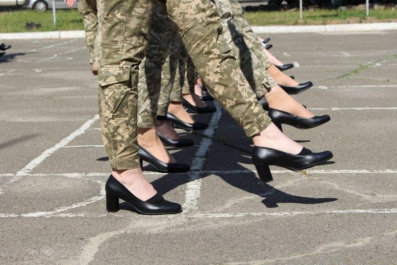 Kivágták a biztosítékot a magassarkúban masíroztatott katonanők Ukrajnában