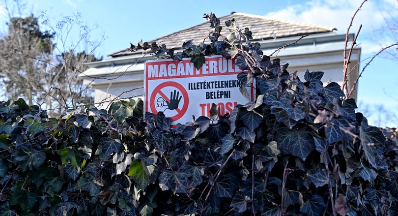 Friss képek Hatvanpusztáról: még javában építkeznek