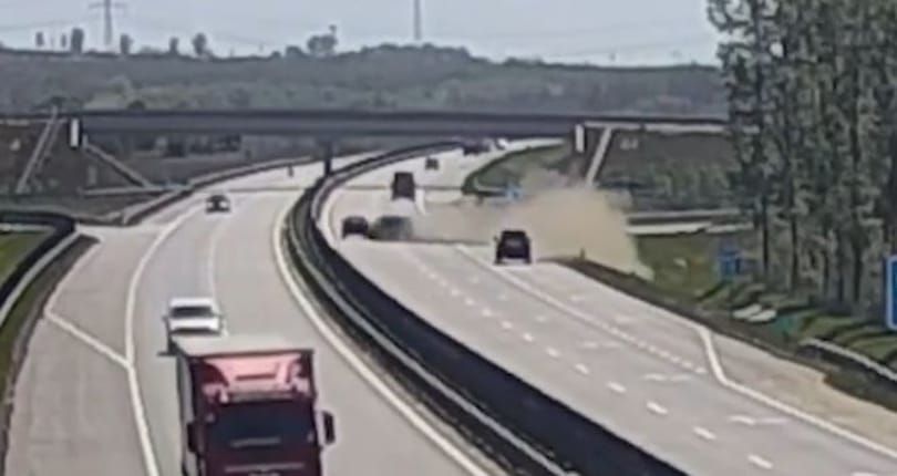 Őrült balesetet úsztak meg egy autóban az M4-esen, ahol elaludt a sofőr - videó