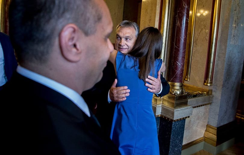 Orbán nyakába ugrott a család