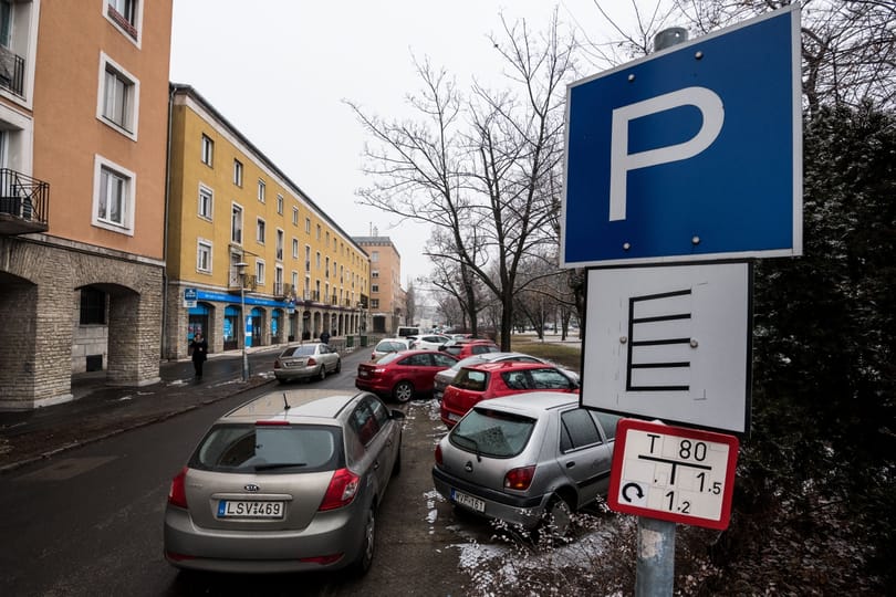 Közel 100 millió forintból ellenőriznék a parkolóőröket Óbudán