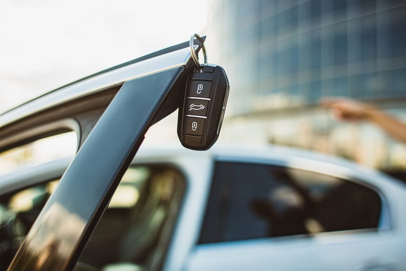 Elektromos vagy belső égésű, esetleg mindkettő? Válaszút előtt az autógyártás