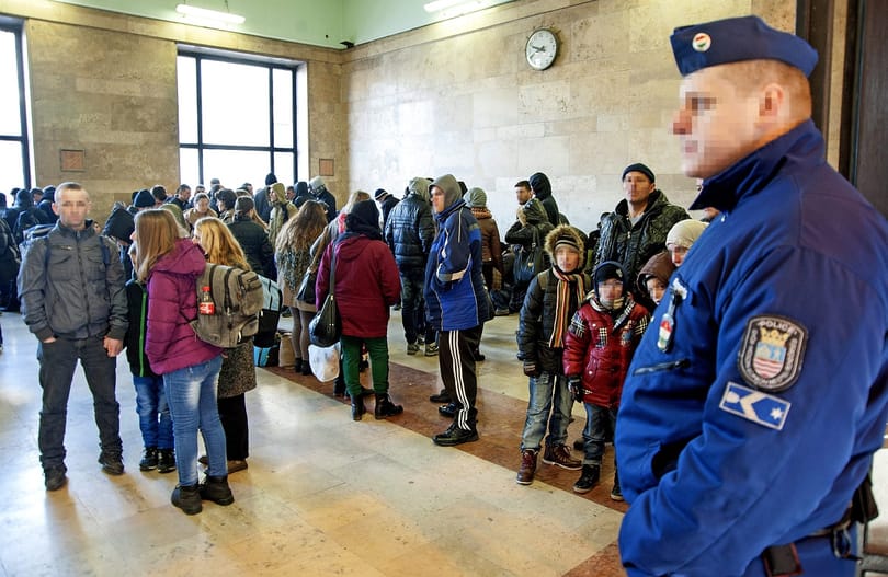 Bevitték a rendőrök a Railjetről leszállított koszovóiakat