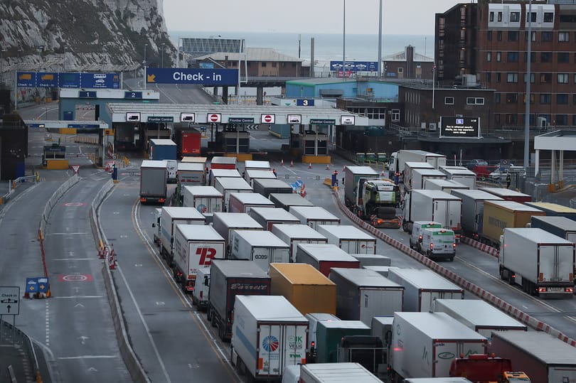 Bíróságon támadta meg a kormány a kamionosok életét megkeserítő jogszabályt