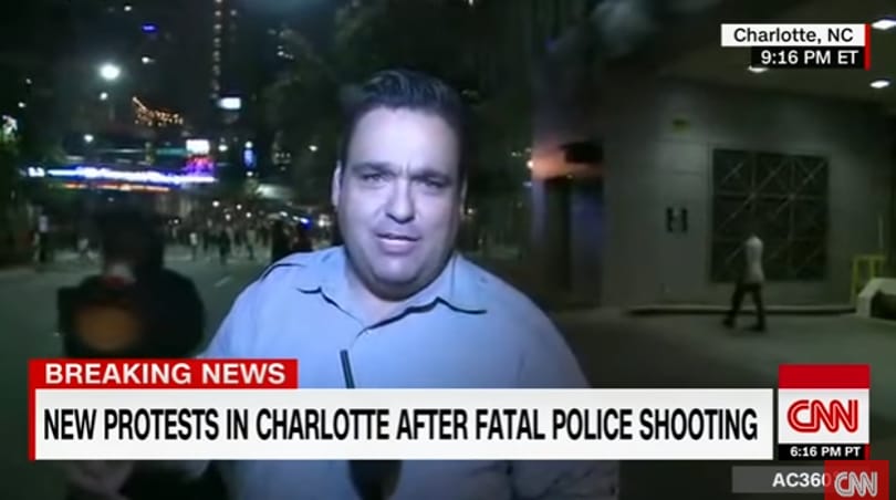 Videó: Élő adásban tarolták le a CNN riporterét