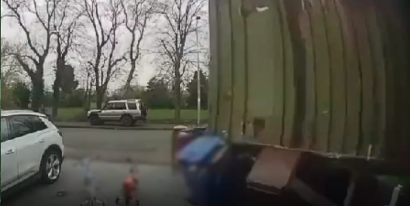 Másodperceken múlt egy kislány élete, amikor lakóházra dőlt egy daru Angliában – videó 