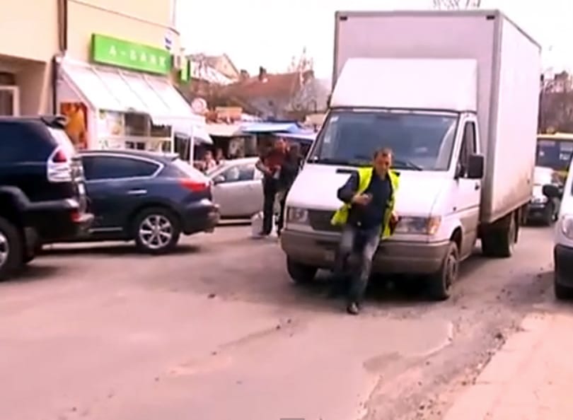 Parkolóőr kontra kisteherautó: nincs irgalom egyik oldalon sem