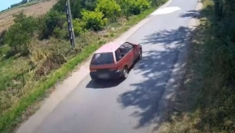 Nem állt meg segíteni egy autós, miután balesetet okozott, inkább elrejtette a kocsit a kukoricásban
