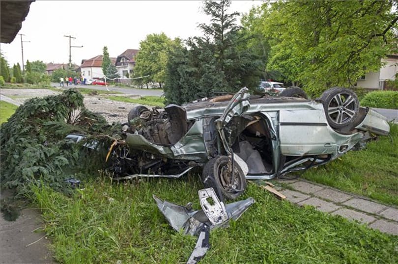 Villanyoszlopnak ütközött egy autó, ketten meghaltak