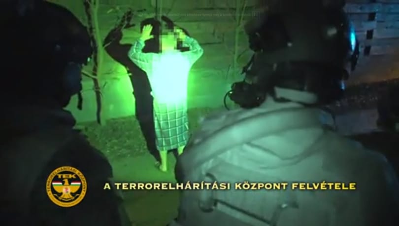 Embertelen körülmények között tartottak idősöket, hogy ügyvédi segítséggel elszedjék a lakásukat
