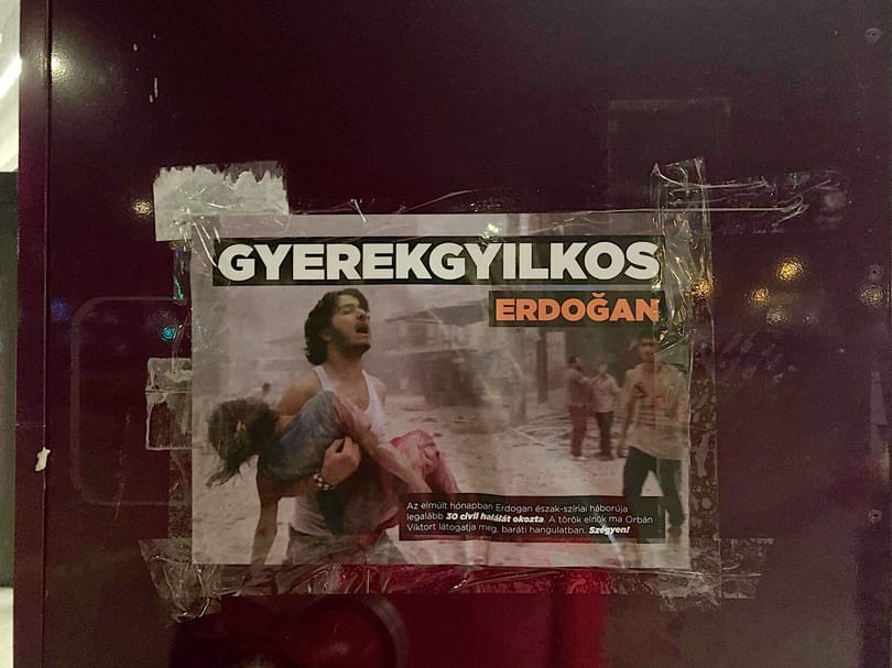 Gyerekgyilkos Erdogan – így várta a török elnököt a Momentum Budapesten