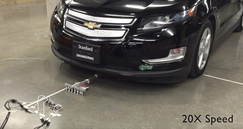 Videó: Hat 17 grammos mikrobot képes elhúzni egy 1800 kilós autót