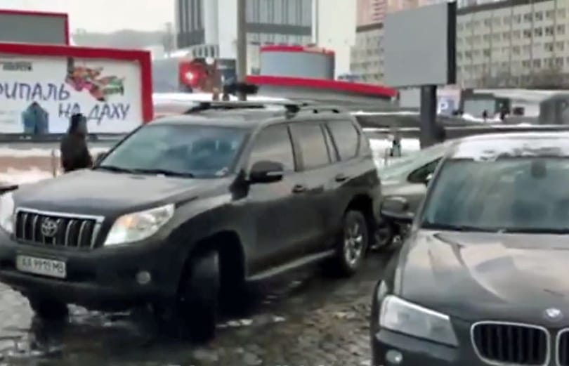 Komoly parkolási vendetta, simán eltolta a mögé parkoló autóst – videó