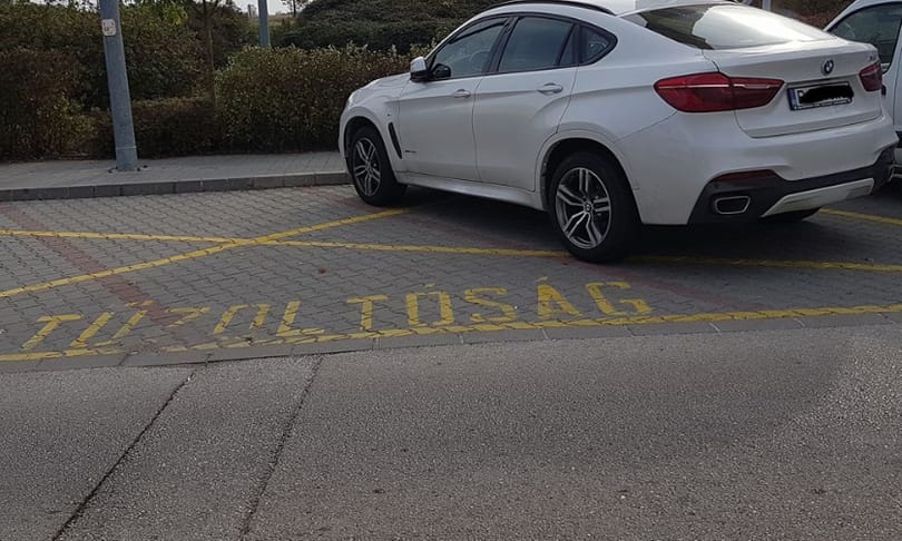 A nap fotója: A BMW divatterepjáró, ami tűzoltóautónak érezte magát
