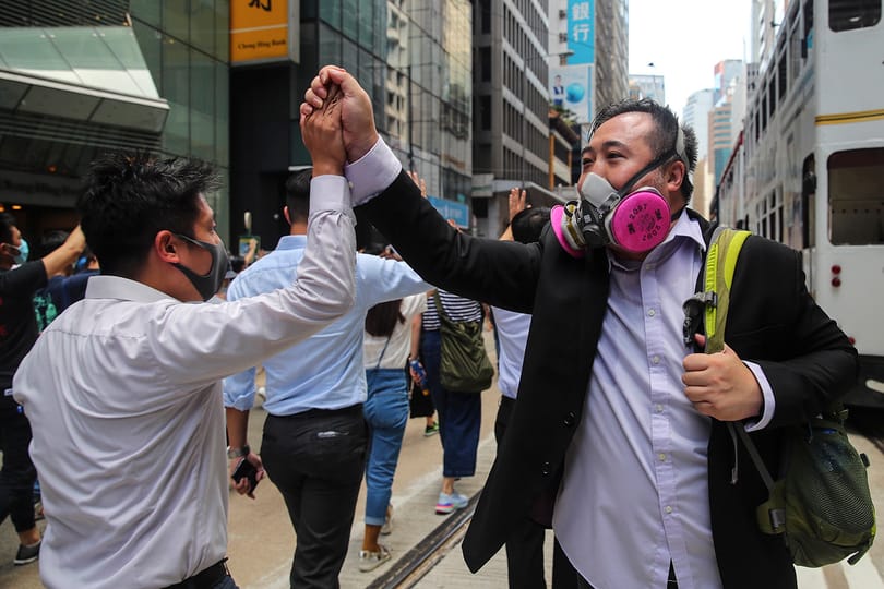 Rekordrészvétel mellett hatalmasat nyert az ellenzék Hongkongban