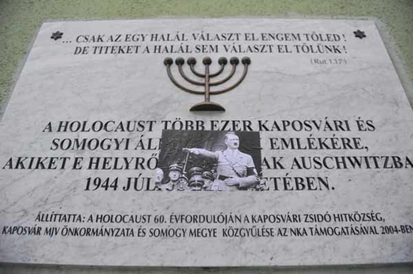 Fotó: Hitler-képet ragasztottak a kaposvári holokauszt-emléktáblára