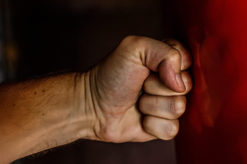 Paradicsomkaróval verte el a jegyző, mert a férfi kínosakat kérdezett luxusautóiról