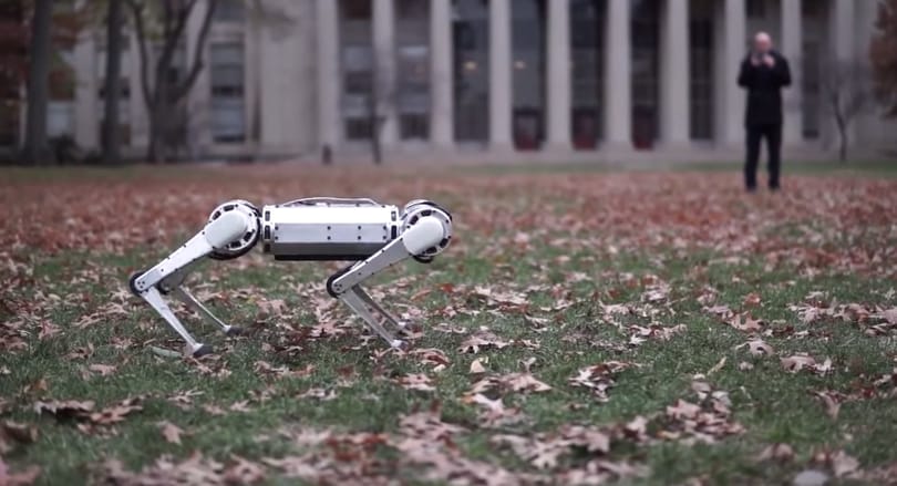 Videó: lenyűgöző, hogyan hátraszaltózik az MIT új robotja