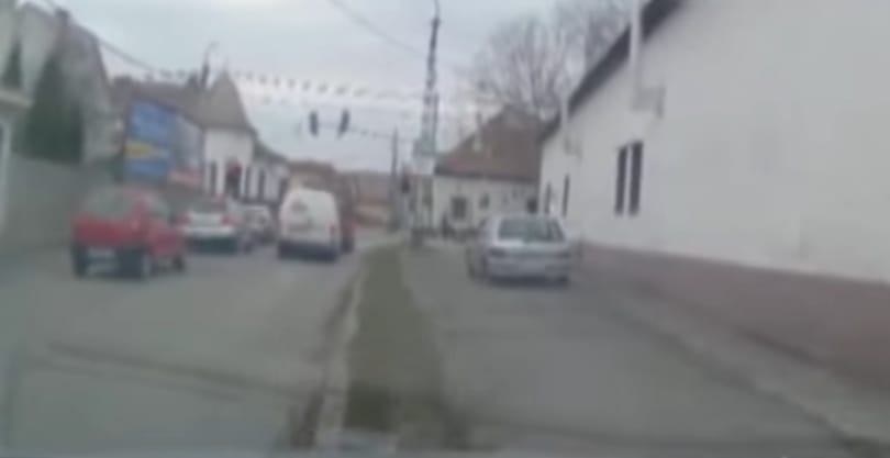 Autós üldözés volt Miskolcon, még a járdára is felhajtott a sofőr – videó