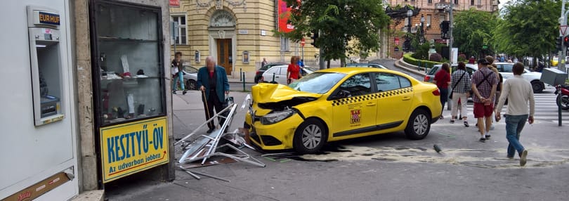 Kis híján egy trafikban kötött ki egy taxi a Nagykörúton – fotók