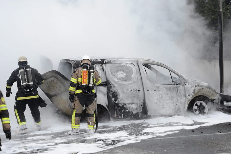200 év béke után most autókat gyújtogatnak