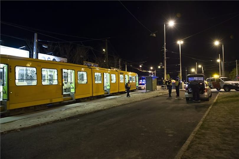 Megkéseltek egy embert szombat este a 37-es villamoson (fotók)