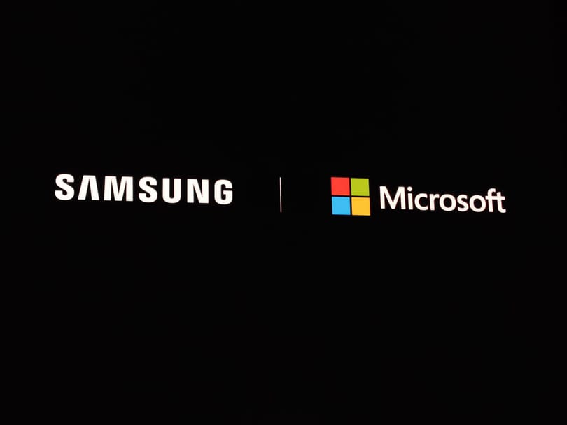 Egyre inkább megérezhetik a Samsung telefonosok, hogy a gyártó összeállt a Microsofttal
