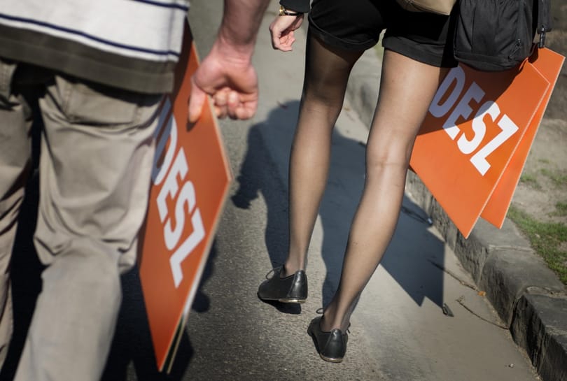 Tinilányok kergetik őrületbe a Fidesz kommunikációs guruit