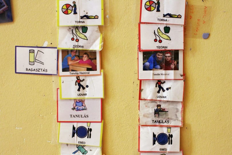 „Nekik két iskolatáskát teszünk a hátukra”