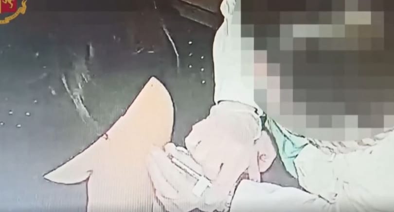 Letartóztattak egy nővért Olaszországban, aki csak úgy tett, mintha oltana – videó
