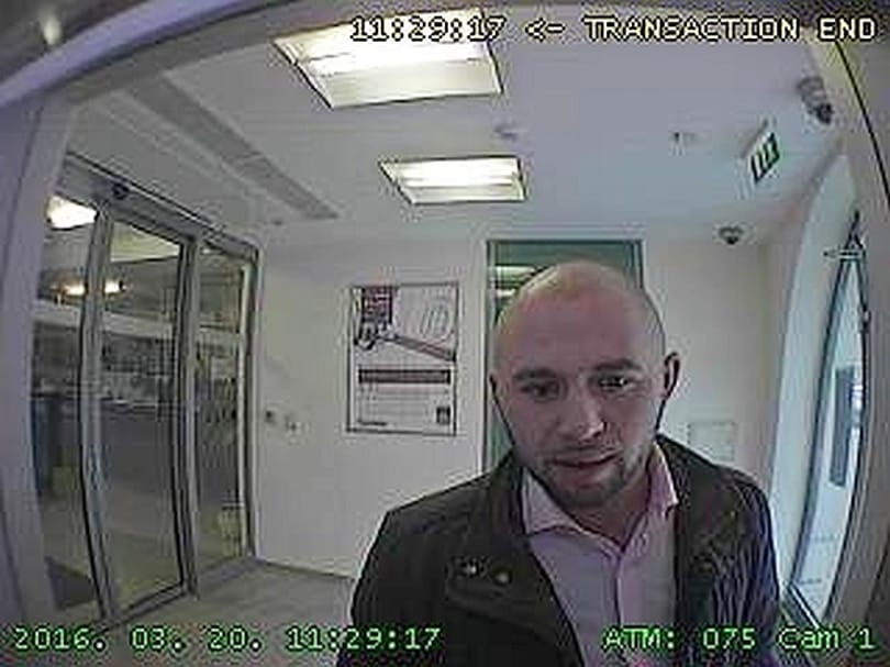 Fotó: Egyenesen a kamerába nézett a pénztárcatolvaj