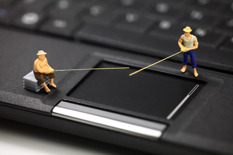 A csalók türelmesek – így lesz egyetlen e-mailből végül több milliárd forintnyi kár