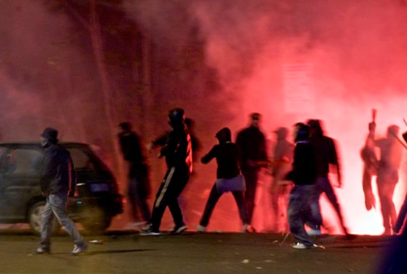 Riporternő élő adásban a fanatikus szerb szurkolók között – videó