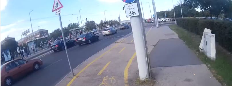 Szívatás? Tolni is kell a biciklit az egyik budapesti kerékpárúton 