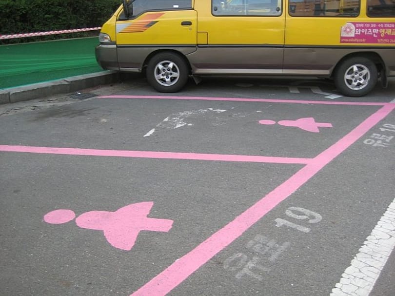 Rózsaszín, extraszéles parkolóhelyeket kaptak a nők Koreában
