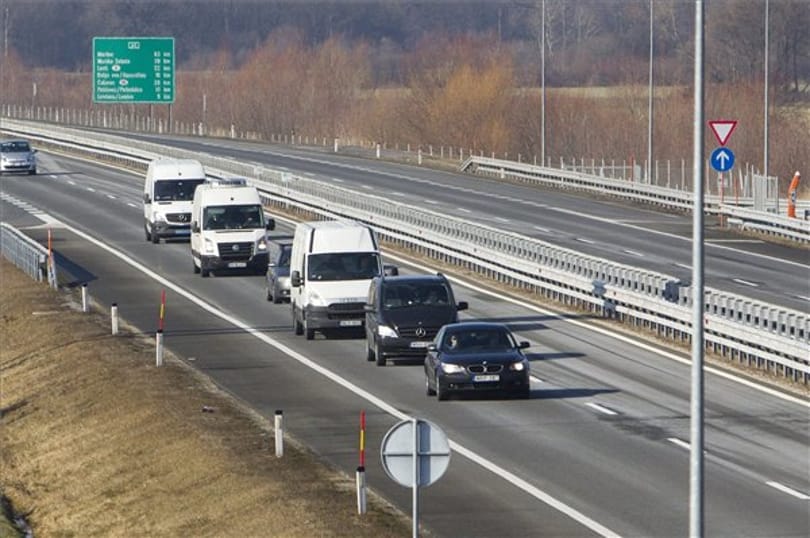 Hat járműből álló konvoj szállítja a veronai áldozatok holttestét