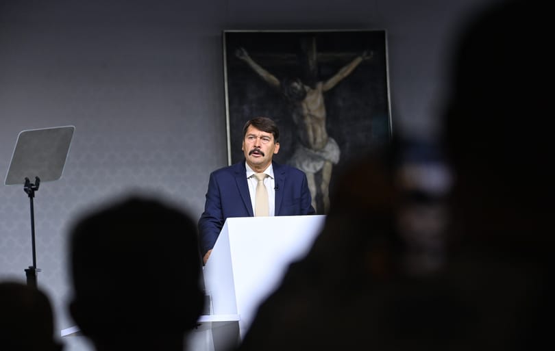 Az államfővel együtt a hivatalvezetője is távozik
