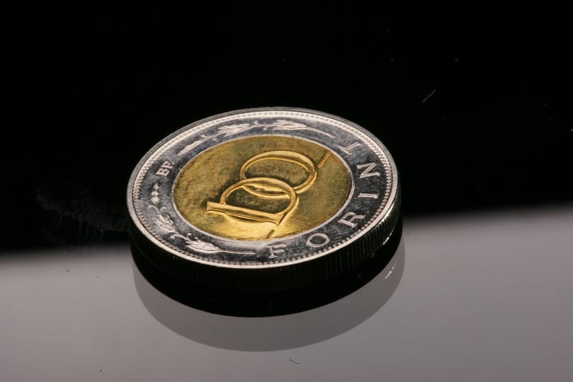 Ma reggel a forint lassan ébredt
