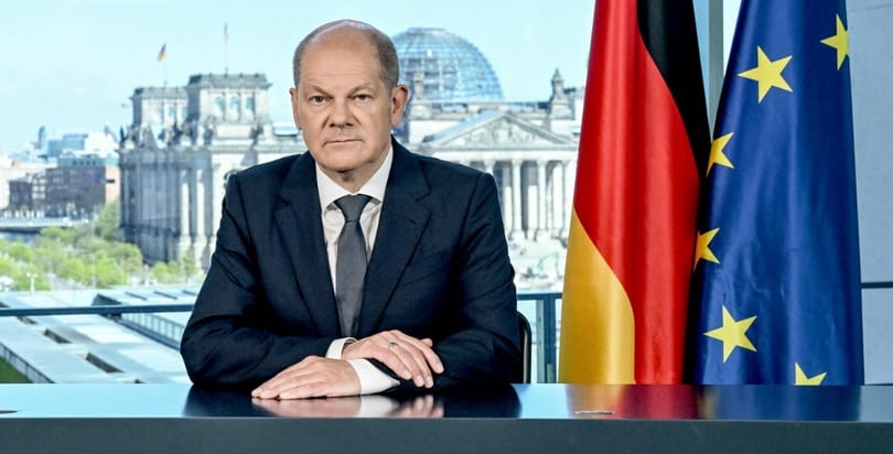 Olaf Scholz győzelem napi beszédében történelemhamisítással vádolta Putyint