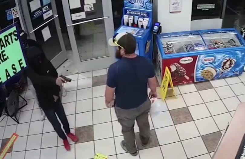 Felocsúdni sem tudott a fegyveres rabló, akit egy pillanat alatt elintézett egy vásárló – videó 