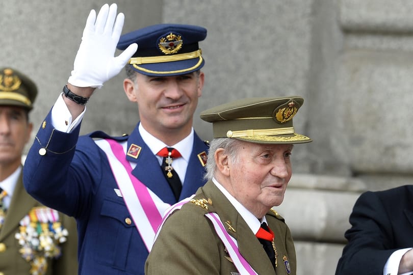 Könnyezve írta alá lemondását a spanyol király