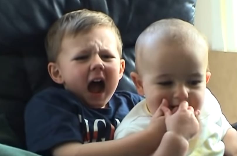 Eddig 883 millióan látták: eltűnik a YouTube-ról a videó, amiben egy gyerek megharapja egy másik ujját