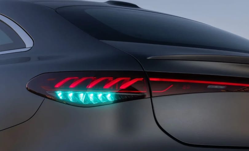 Ha ilyen színnel világít egy Mercedes lámpája, akkor önmagát vezeti
