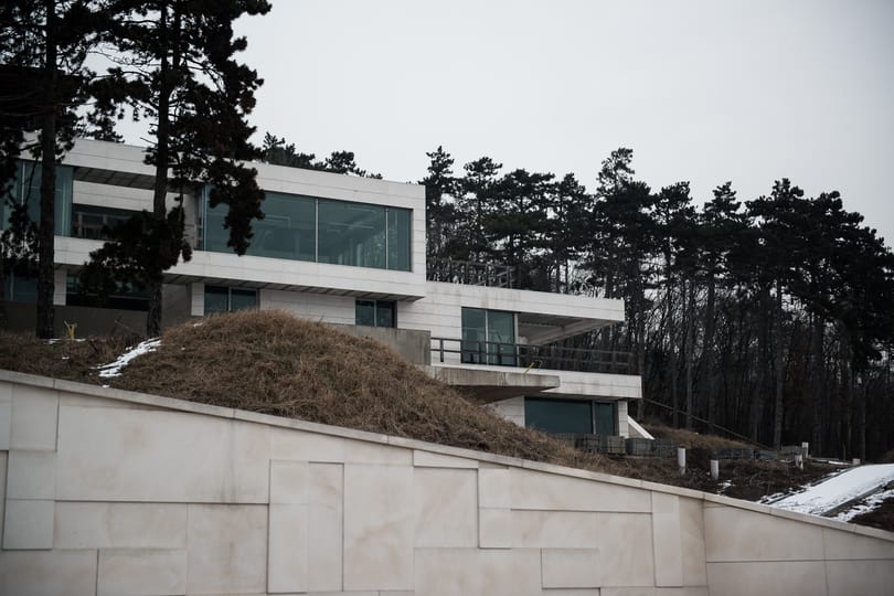 El kell bontani a Csipak-villát a Hármashatár-hegyről