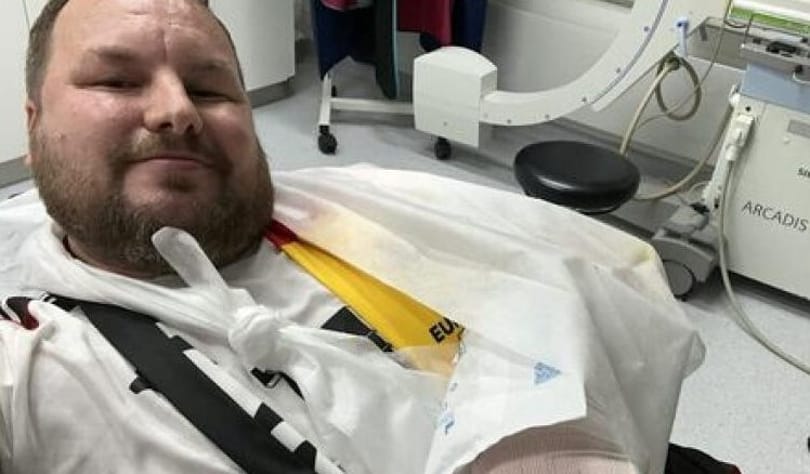 Füllkrug a kapura lőtt, bombája mégis egy szurkoló kezét törte el
