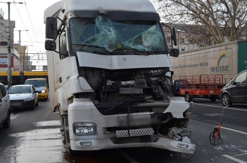 Két kamion ütközött össze Debrecenben, az egyik sofőr súlyosan megsérült
