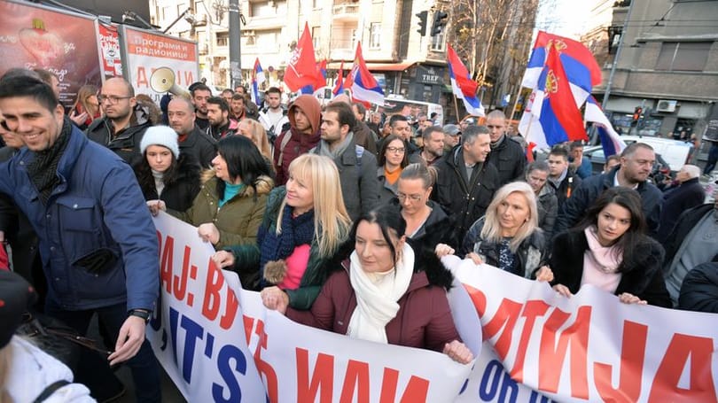 Blokád alá vette az ellenzék a szerb köztévét
