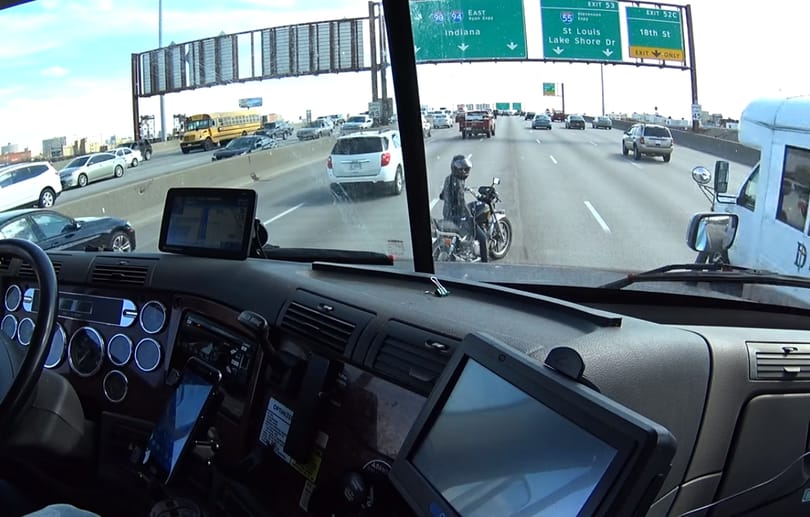 Emberségből jeles: így segítette ki a bajba jutott motorost a kamionsofőr – videó