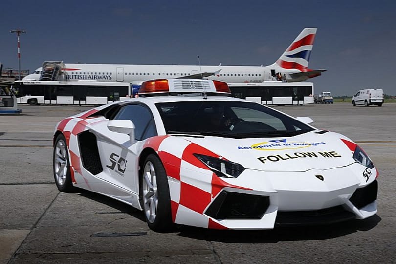 Egy Lamborghinivel posztolnak a bolognai repülőtér dolgozói